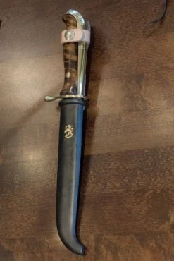 Iisakki Järvenpää Puukkopistin M2021 Suomen Leijona -Bergner Store messinkipistin vaalealla soljella