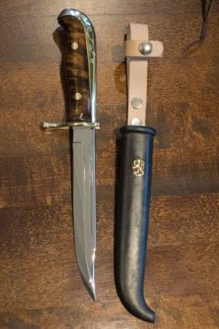 Iisakki Järvenpää Puukkopistin M2021 Suomen Leijona -Bergner Store messinkipistin vaalealla soljella 5 1